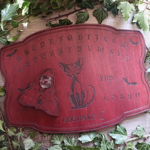 Ouija-Brett mit einer gotischen Katze und Fledermäusen aus rotem Holz verziert, für Spiritualismus, Spirit Board, okkulte Künste Esoterik