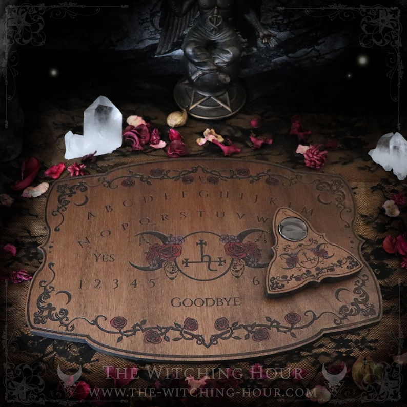 Planche ouija en bois orné du sigil de Lilith, de roses et du symbole de la triple lune