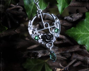 Lilith auf Mond Halskette mit schwarzer Rose und grünen Kristallen, Gothic Okkult inspirierter Anhänger, handgefertigt aus feinem Zinn