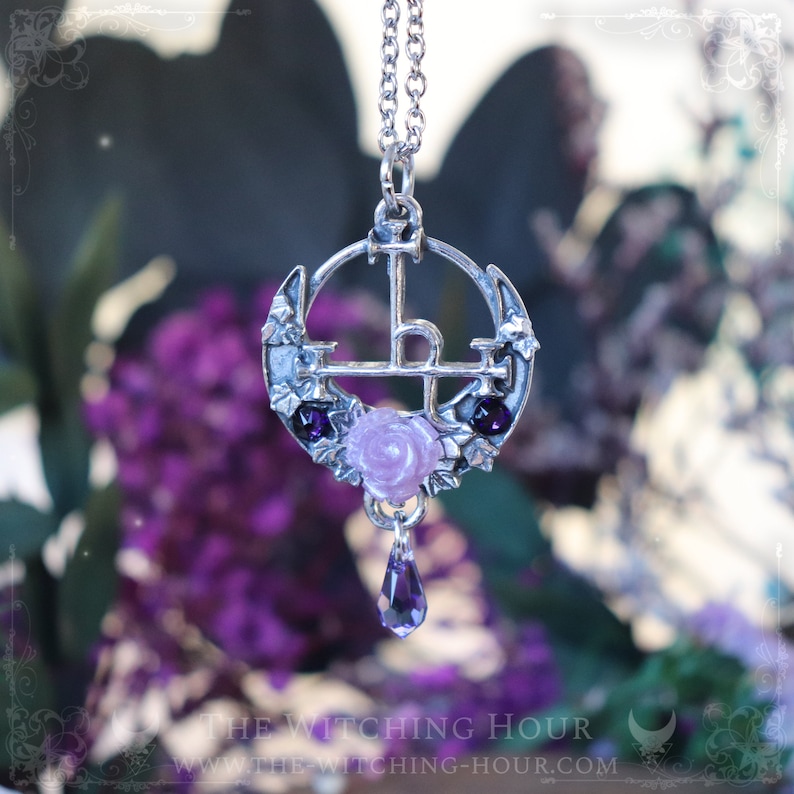 Collier sigil de Lilith avec rose et croissant de lune