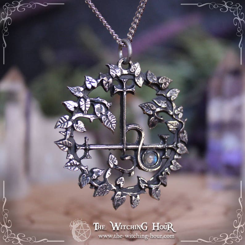 Collier sigil de Lilith entouré de feuilles