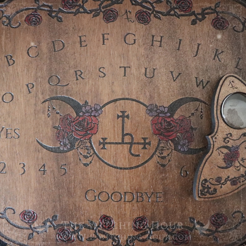 Planche ouija en bois orné du sigil de Lilith, de roses et du symbole de la triple lune