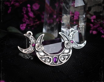 Drievoudige maanketting versierd met een natuurlijke amethist, symbool van de drievoudige godin Hecate, handgemaakte gotische sieraden geïnspireerd door mystiek.