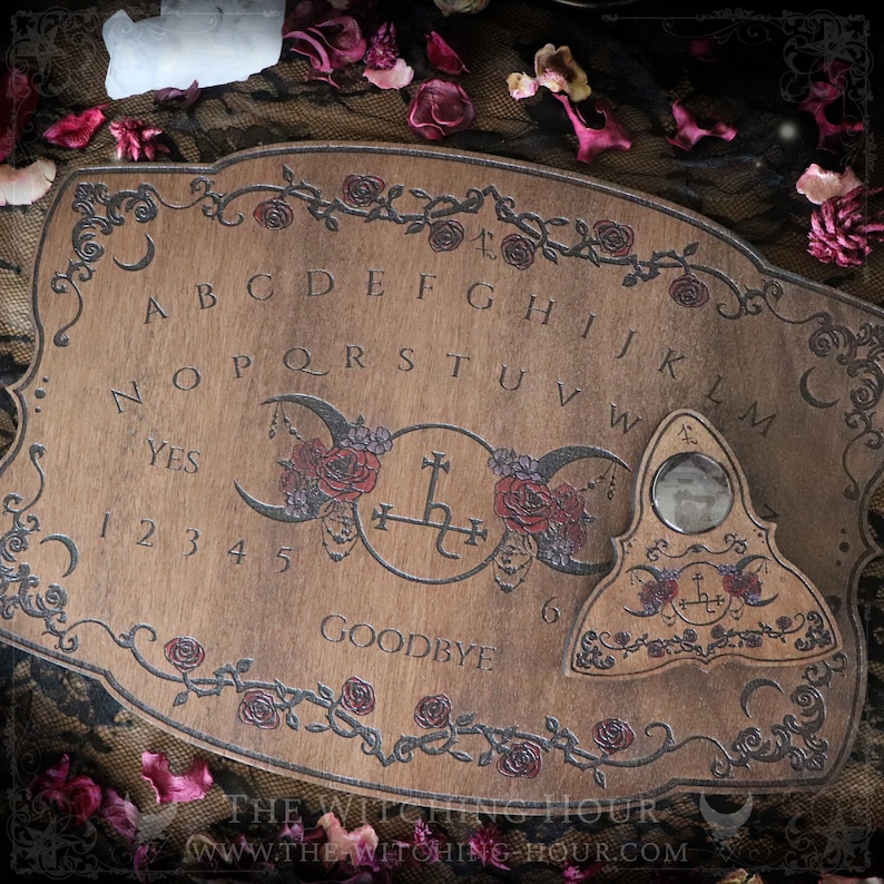 Planche ouija en bois orné du sigil de Lilith, de roses et du symbole de la triple lune
