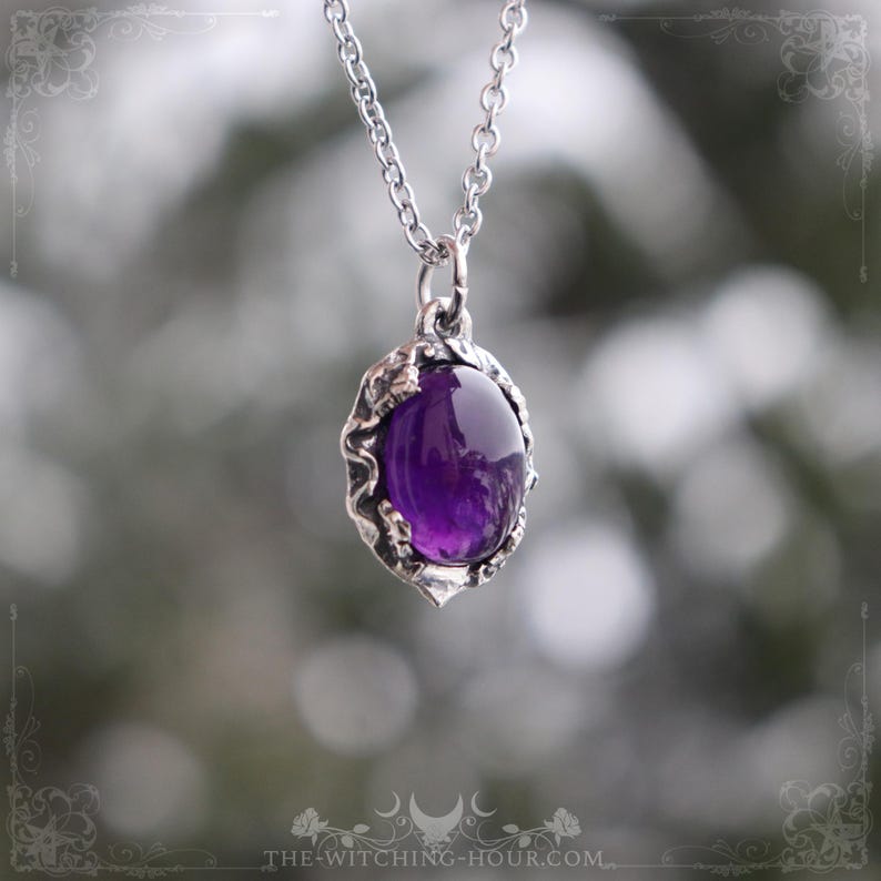 Pendentif en améthyste violette inspiré de la nature, bijou païen artisanal, cadeau fête des mères, collier discret pour femme avec pierre naturelle de qualité, bijou gothique fait main