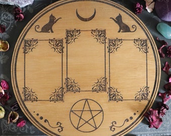 Table de tirage divinatoire à trois cartes ornée de chats et d'un pentacle, pour tarot ou oracle, outil de divination en bois