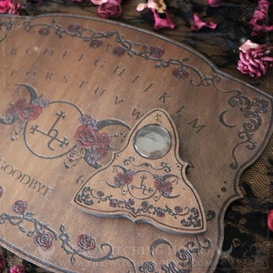 Planche ouija en bois orné du sigil de Lilith, de roses et du symbole de la triple lune