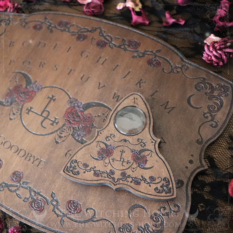 Planche ouija en bois orné du sigil de Lilith, de roses et du symbole de la triple lune