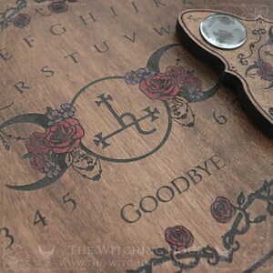 Planche ouija en bois orné du sigil de Lilith, de roses et du symbole de la triple lune