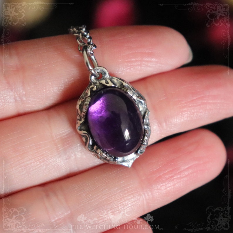 Pendentif en améthyste violette inspiré de la nature, bijou païen artisanal, cadeau fête des mères, collier discret pour femme avec pierre naturelle de qualité, bijou gothique fait main