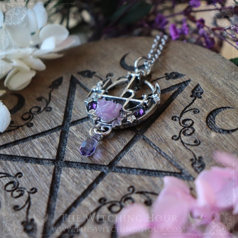 Collier sigil de Lilith avec rose et croissant de lune