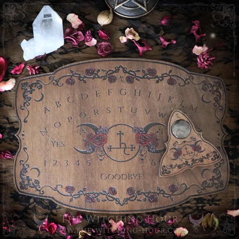 Planche ouija en bois orné du sigil de Lilith, de roses et du symbole de la triple lune