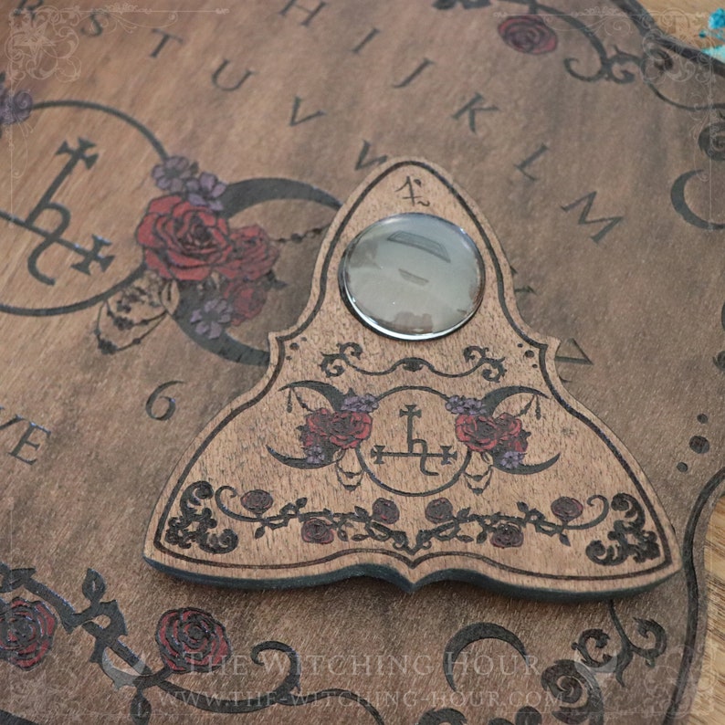 Planche ouija en bois orné du sigil de Lilith, de roses et du symbole de la triple lune