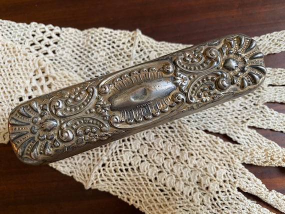 Antique Sterling Silver Clothes Brush Repousse Floral Vanity Grooming Tool Antique Victorian Clothes Brush – Repousse Silver Vanity  main image 4
