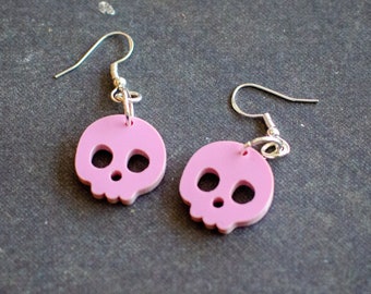 Ohrringe mit Totenkopf aus pastellrosa Acryl, gruseliger Schmuck