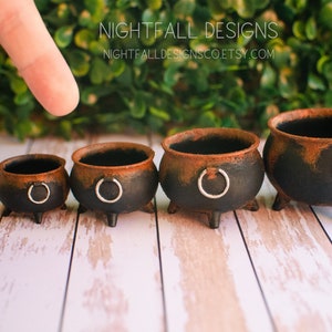 Caldero de resina de bruja oxidada en miniatura, hecho a mano, en cuatro (4) tamaños diferentes