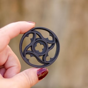手作りのミニチュアゴシック大聖堂の窓：木製レーザーカット、直径1.8インチの円形