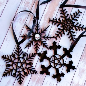 Gotischer Weihnachtsschmuck: Individuell gestaltete schwarze Acryl-Schneeflocken, 4er-Set
