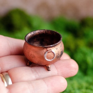 Handmade Miniature Witches&#39; Faux Copper Cauldron, Tiny Potion Spell Pot, Halloween Accessories, Spooky Haunted Miniature, Rusty Old Cauldron