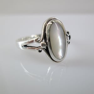 STERLING Mother of Pearl Ring&gt;Genuine Mother of Pearl Ring,Sterling Silver Ring,White Shell ring,925 rings,Southwestern,Beachy,Fun,925