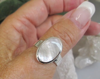 Sterling Mother of Pearl Ring>Genuine Mother of Pearl,Mother of Pearl ring,925 sterling ring,Heavy Sterling Ring,Shell ring,Beachy ring