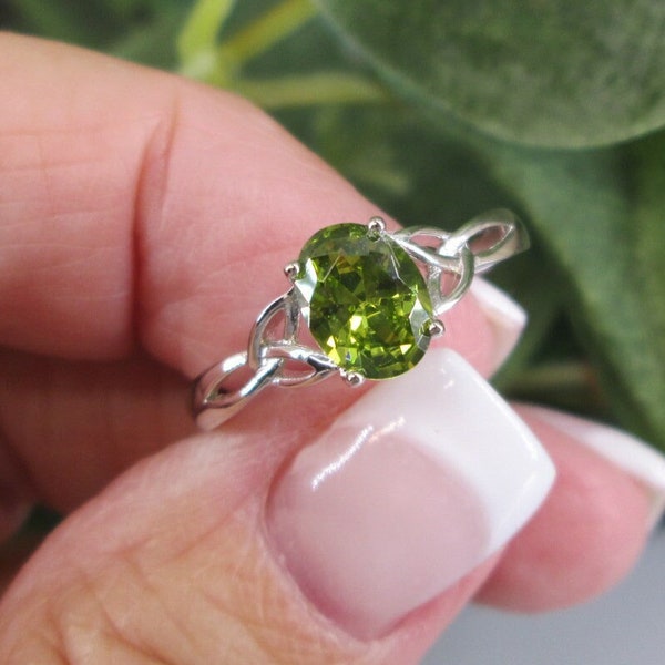 Sterling Silver Peridot Ring>Celtic Green Peridot ring,Birthstone ring,Engagement ring,Peridot Celtic Ring,Celtic ring,Irish,925 ring