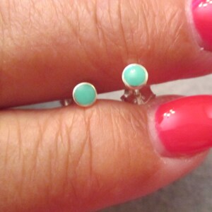 Petites puces d&#39;oreilles en argent sterling TURQUOISE&gt;925 puces d&#39;oreilles turquoise de 4 mm, puces d&#39;oreilles turquoise, boucles d&#39;oreilles turquoise, minuscules puces, unisexe, puces d&#39;oreilles pour enfants