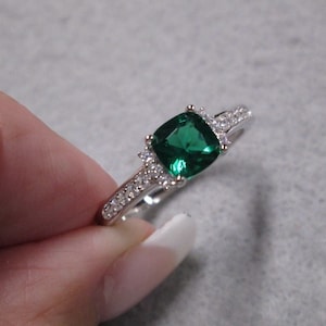 Emerald Ring&gt;Stunning 925 Sterling Silver Cushion Cut Emerald and CZ Ring&gt;Engagement ring,Promise,Dainty,Non tarnish,Emerald Ring,Emerald