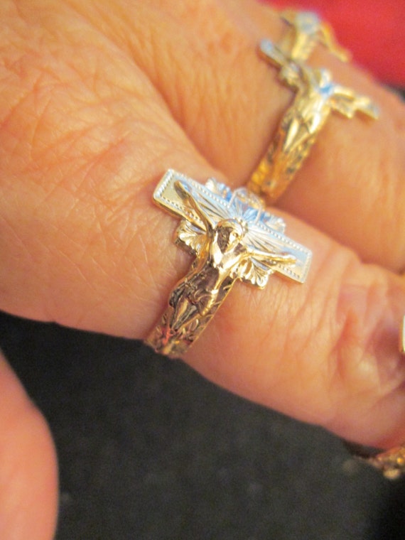 Gold CRUCIFIX Ring>Nicely detailed Gold Crucifix … - image 6