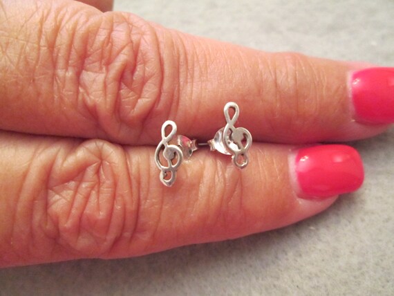 Small Solid 925 Sterling Silver Clef Note Stud Ea… - image 1