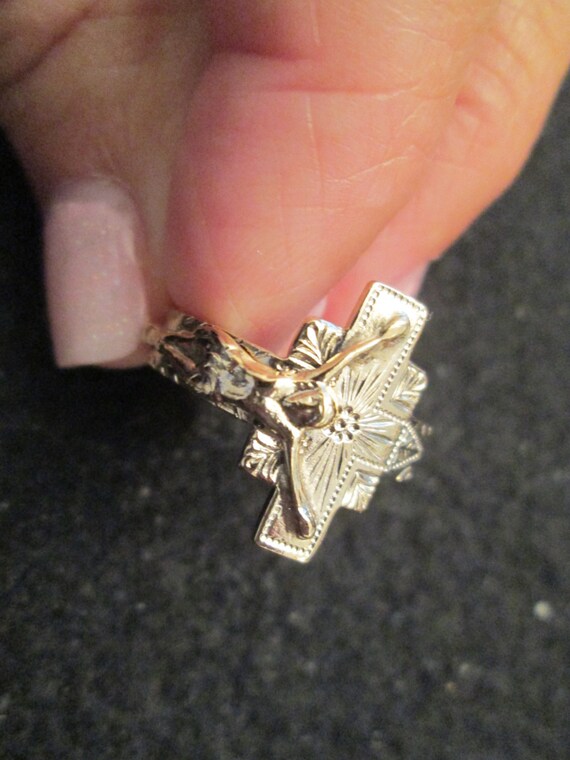 Gold CRUCIFIX Ring>Nicely detailed Gold Crucifix … - image 7