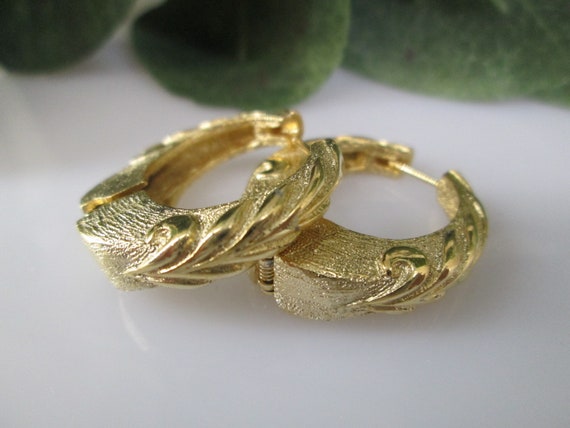 Gold Hoop Earrings>Gold Hoops,Hinged Gold Hoops,Elegant Gold Earrings,Fancy Gold Hoops,Decorated Hoops,Very Rich Looking,Glamour Pierced