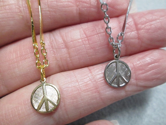 Original Vintage 1960's PEACE SIGN necklaces>Gold… - image 1
