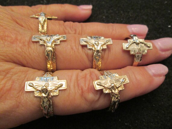 Gold CRUCIFIX Ring>Nicely detailed Gold Crucifix … - image 4