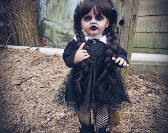 Dekoracja dla malucha w stylu gotyckiej lalki artystycznej Wednesday Addams