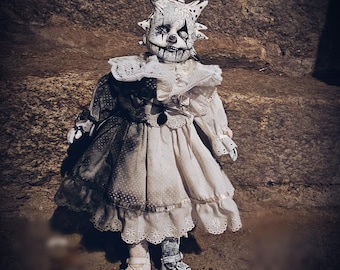 La Malizia Monocromatica del Carnevale Contorto: La bambola clown horror Pierrot Cornuto, pezzo unico