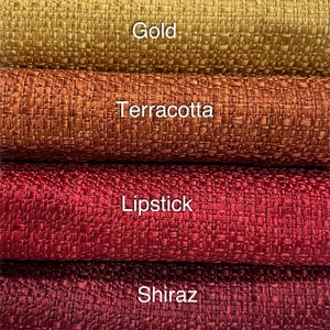 Puede incluir: Cuatro muestras de tela en diferentes tonos de rojo y naranja. Las muestras est&aacute;n etiquetadas como "Gold", "Terracotta", "Lipstick" y "Shiraz".