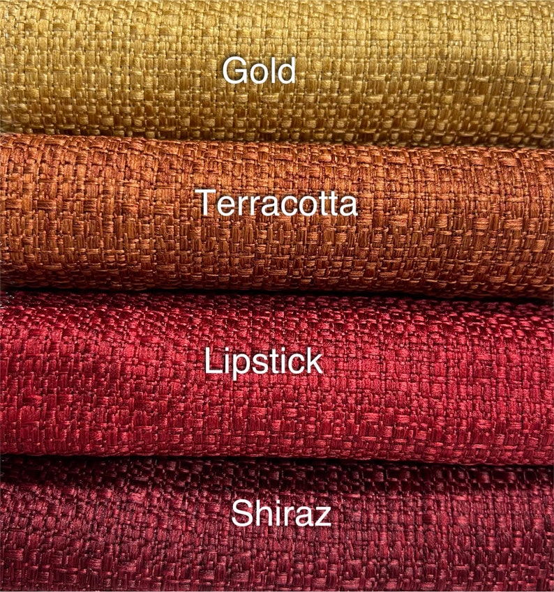 Puede incluir: Cuatro muestras de tela en diferentes tonos de rojo y naranja. Las muestras est&aacute;n etiquetadas como "Gold", "Terracotta", "Lipstick" y "Shiraz".