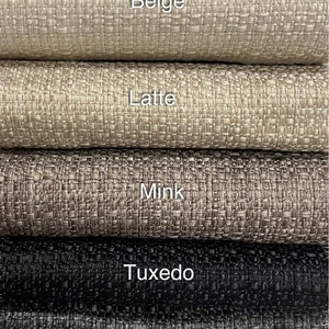 Puede incluir: Cinco muestras de tela en diferentes colores y texturas. Las muestras est&aacute;n etiquetadas como "Beige", "Latte", "Mink", "Tuxedo" y "Soot".