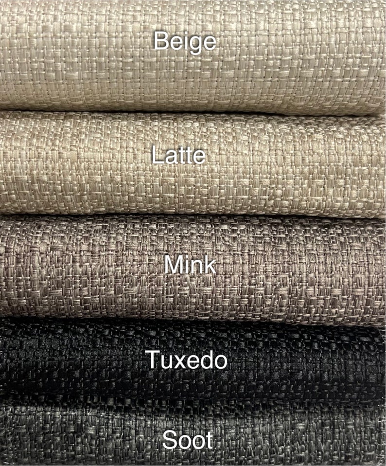 Puede incluir: Cinco muestras de tela en diferentes colores y texturas. Las muestras est&aacute;n etiquetadas como "Beige", "Latte", "Mink", "Tuxedo" y "Soot".