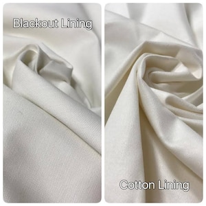 Pode incluir: Close-up de duas amostras de tecido branco. A amostra da esquerda está etiquetada como "Blackout Lining" e a amostra da direita está etiquetada como "Cotton Lining".