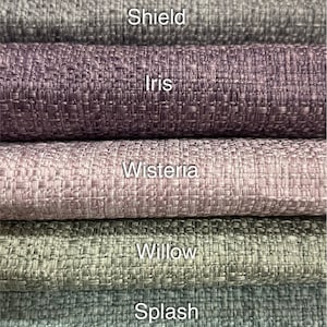 Puede incluir: Cinco muestras de tela en diferentes tonos de morado, rosa y gris. Las muestras est&aacute;n etiquetadas como "Shield", "Iris", "Wisteria", "Willow" y "Splash".