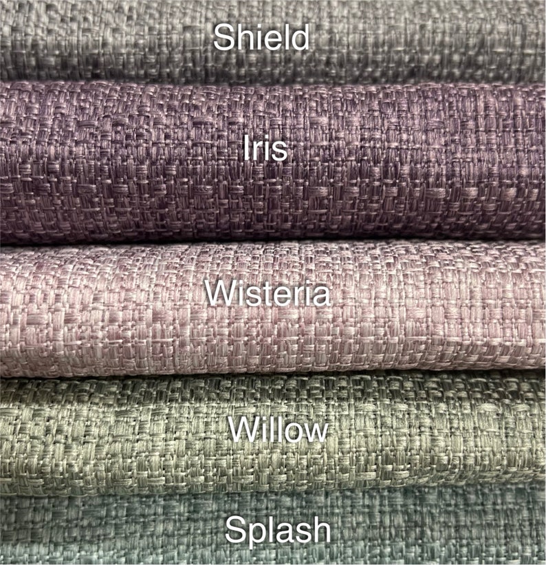 Puede incluir: Cinco muestras de tela en diferentes tonos de morado, rosa y gris. Las muestras est&aacute;n etiquetadas como "Shield", "Iris", "Wisteria", "Willow" y "Splash".