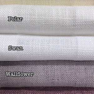 Peut inclure: Cinq échantillons de tissu de différentes couleurs et textures. Les échantillons sont étiquetés "Alabaster", "Polar", "Swan", "Wallflower" et "Wisteria".