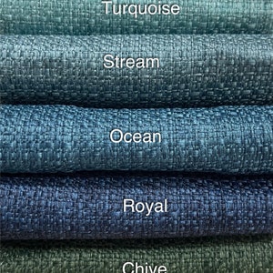 Puede incluir: Cinco muestras de tela en diferentes tonos de azul y verde. Las muestras est&aacute;n etiquetadas de arriba a abajo: Turquesa, Stream, Ocean, Royal y Chive.