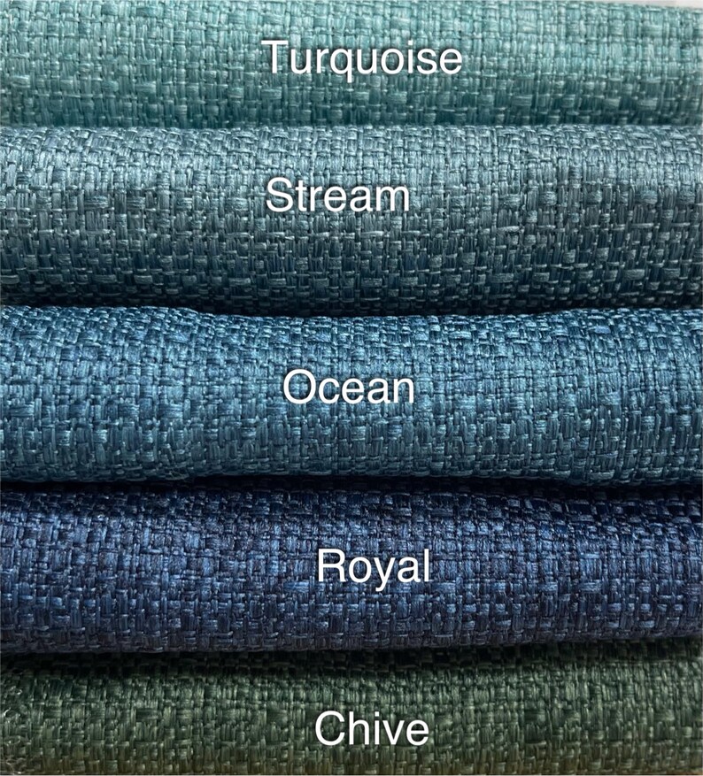 Puede incluir: Cinco muestras de tela en diferentes tonos de azul y verde. Las muestras est&aacute;n etiquetadas de arriba a abajo: Turquesa, Stream, Ocean, Royal y Chive.