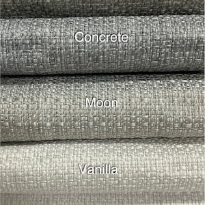 Puede incluir: Cinco muestras de tela en diferentes tonos de gris. Las muestras est&aacute;n etiquetadas de arriba a abajo: Coin, Concrete, Moon, Vanilla y Polar.