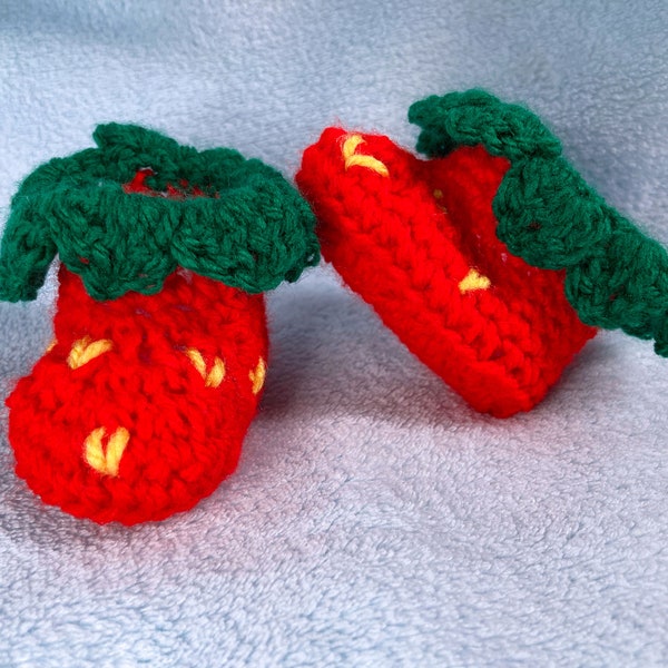 Strawberry baby booties, baby girl clothes, handmade crochet shoe, 0-12 months, novelty slippers, matching outfit, photoshoot prop