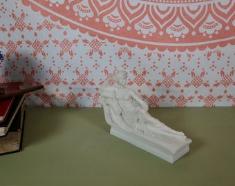 Vintage Ornament Figurine auf einem Chaise Longue Ornament