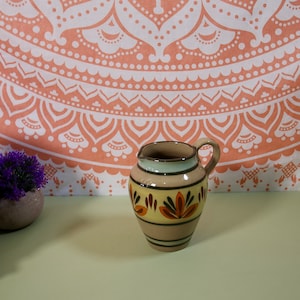 Vaso brocca smaltato vintage: ceramica decorata con motivi floreali